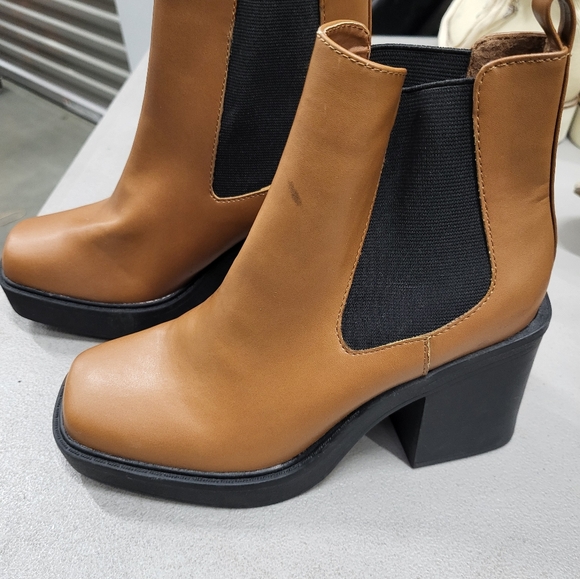 MIA Dru Leather Block Heel Chelsea Boots - Picture 4 of 5